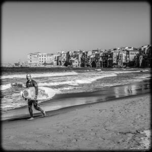 A la croisée des regards - the surfer